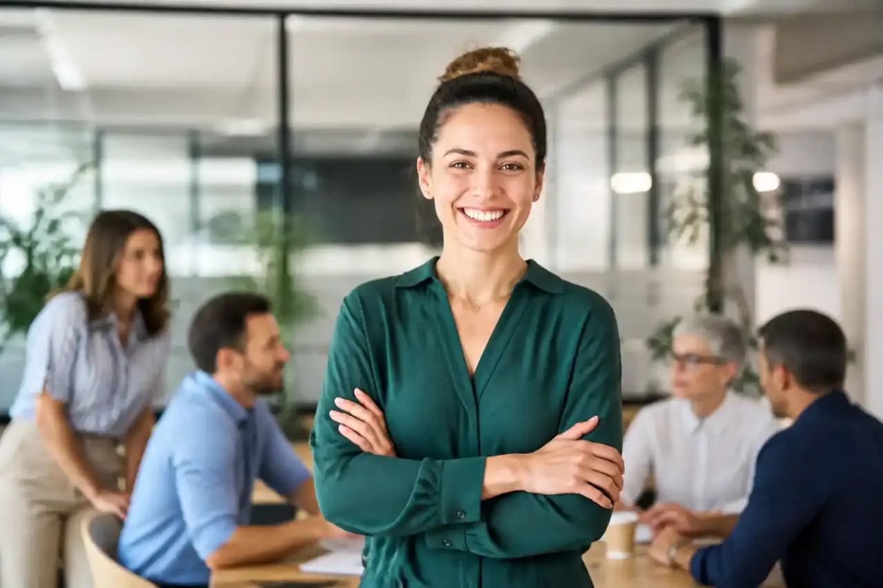 Espace de travail ergonomique et minimaliste mettant en valeur la géométrie des postures